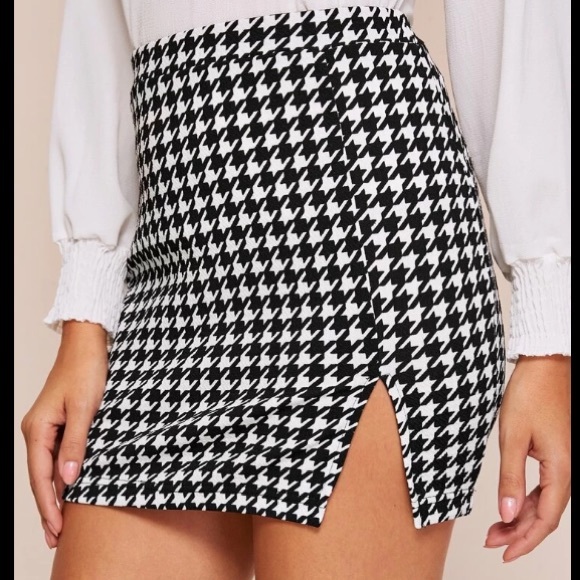Dresses & Skirts - Houndstooth mini skirt Size Large